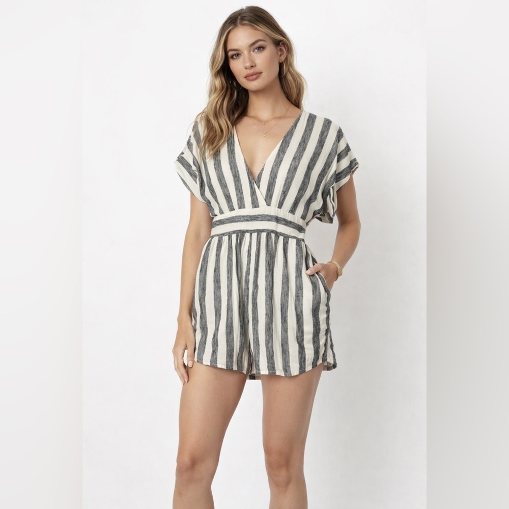 American Eagle Boho spring Striped White Gray Wrap Tie Romper Medium Cotton